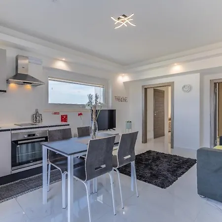 Apartment Terrace View-stylish Two Bedrooms Fully Ac-wifi Penthouse Msida